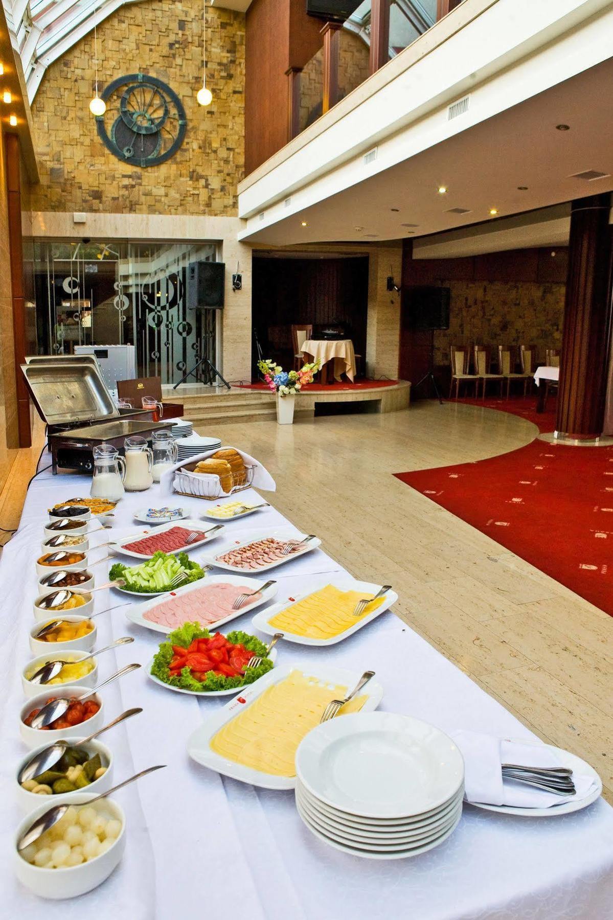 Praha Park Hotel Uzhhorod Exterior photo